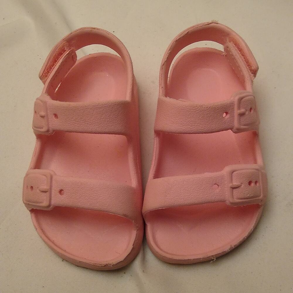 Little girls size 4 pink plastic Sandals.